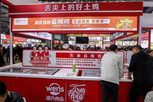温氏董事凌晨押运300只鸡兑现承诺 首批土鸡顺利交付