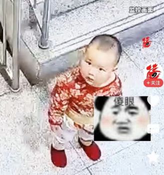 2岁宝宝被反锁门外淡定求助邻居 冷静应对获赞