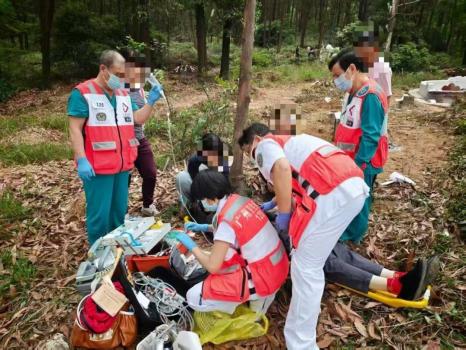 老人拜山突发心梗 医护登山溶栓 57分钟生死救援