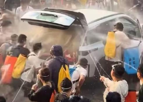 警方回应泼水节多人向车内喷水 当地习俗引发争议