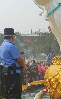 西双版纳泼水节游客疯狂“洗警” 民警笑容满面参与狂欢