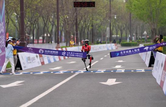 一年时间从跌跌撞撞到超越人类纪录 机器人闪电进化