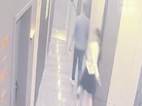 酒店前台凌晨带陌生男子闯入女生房间 工作人员：意外，前台刷错卡客人立马就出来了