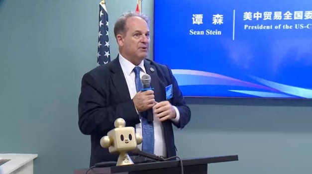 美国青年看特朗普访华 商界代表随行