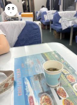 列车餐车坐满人仅一人消费 餐车师傅无奈退款