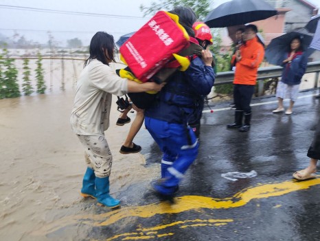 石门县遭遇极端暴雨！救援人员将沿河住宿学生转移到安置点