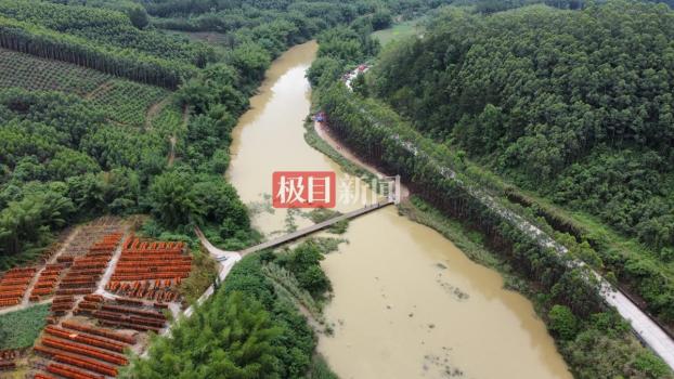 广西车辆坠河5死5失联 强降雨致河水暴涨