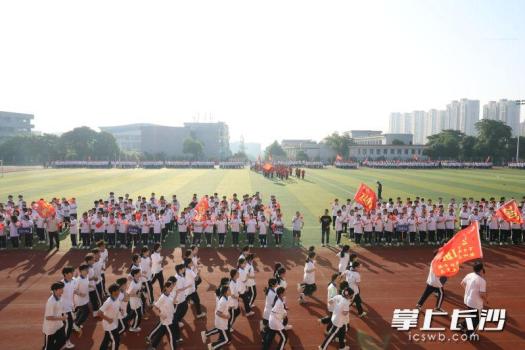 校長9個字贈言助考生“巧克難題” 甜蜜禮物激勵前行