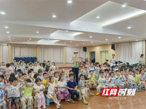 交警給小朋友送六一禮物 安全知識伴成長