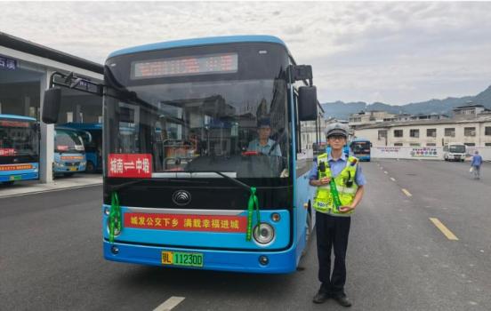 湖北通城公安助力學(xué)子圓夢高考 綠飄帶護航逐夢路