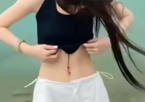 女生露腰拍照時發(fā)現(xiàn)螞蟥鉆進(jìn)皮膚 景區(qū)游玩需謹(jǐn)慎防護(hù)