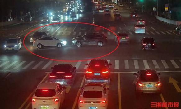 長(zhǎng)沙兩車路口“大燈對(duì)峙”堵路 遠(yuǎn)光燈引發(fā)爭(zhēng)執(zhí)
