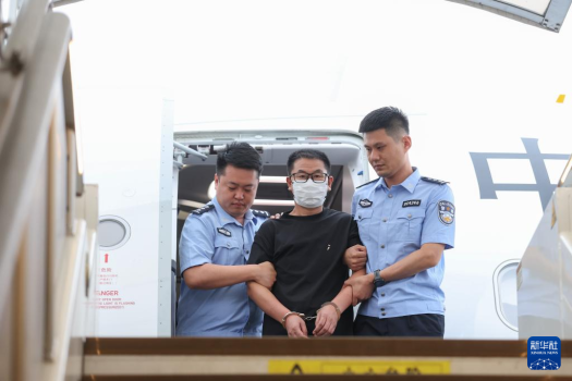 潛逃境外十余年嫌疑人被抓回 偽造合同騙貸終落網(wǎng)