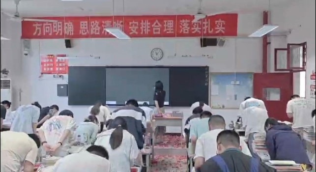 高三班學(xué)生誦讀名篇向老師鞠躬致謝 師生情深感動網(wǎng)絡(luò)