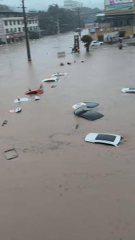 重慶合川遇強(qiáng)降水 積水漲到車頂 高考首日受影響