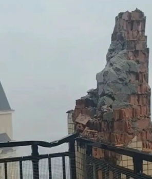南宁一小区楼顶露台柱子被雷劈碎 雷电威力惊人