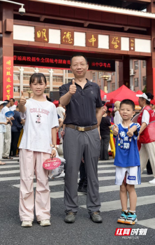 哥哥帶弟弟感受考場氛圍 為考生加油鼓勁