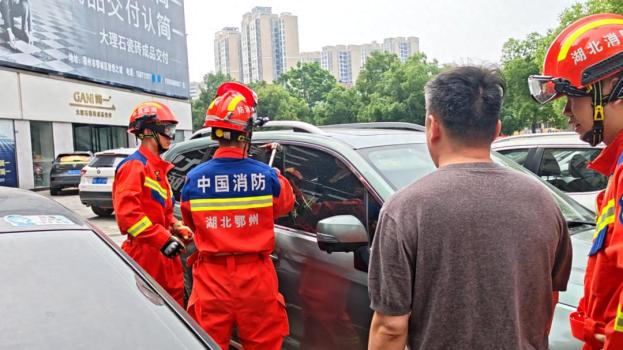 準(zhǔn)考證被鎖車內(nèi) 消防破窗取出 5分鐘解圍助考