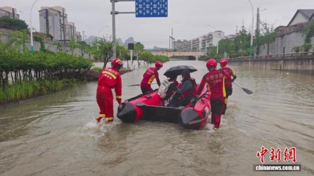 桂林暴雨 交警消防護航高考學子趕考 多方聯(lián)動保障暢通
