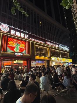 凌晨1點(diǎn)仍排長隊(duì)！長沙龍蝦店等位超300號