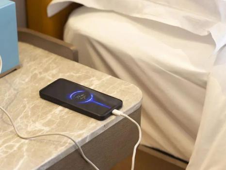 女子手机枕边爆炸声音像火箭喷射 充电安全引关注