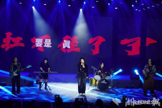 宿管阿姨组成摇滚乐队登台全场沸腾 爱与不舍的旋律