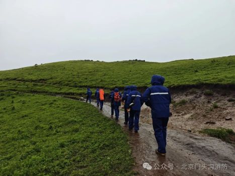 三重预警生效仍闯野山！北京一女子受伤被困 救援历经三小时