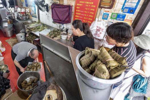 杭州手工粽子热销 端午节前排队抢购