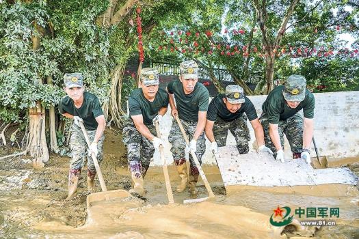 子弟兵在风雨中护送昏迷孩子 患难见深情