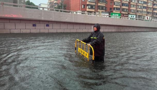 沈阳男子回应开车时水漫过大腿 社区书记雨中坚守