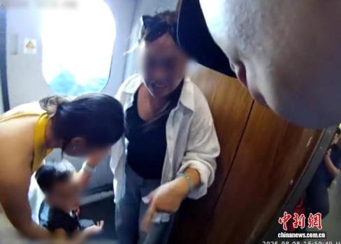 幼童被卡喉乘警成功施救 海姆立克急救法显神威