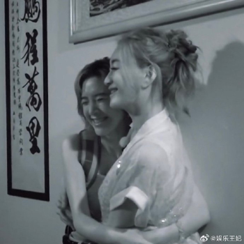 唐艺昕录节目很自然盘在李小冉身上 胆小反应引热议