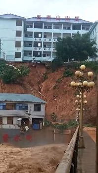海南暴雨致一中学门前塌方暂无伤亡 学校紧邻塌方边缘