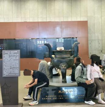 清代文物成游客休息靠背 馆方回应 增设警示标识加强管理