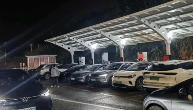 高速超充一到节假日就“掉链子”吗 排队几小时成常态