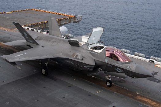 美军东海演习 F-35B起飞前敞开升力风扇盖板