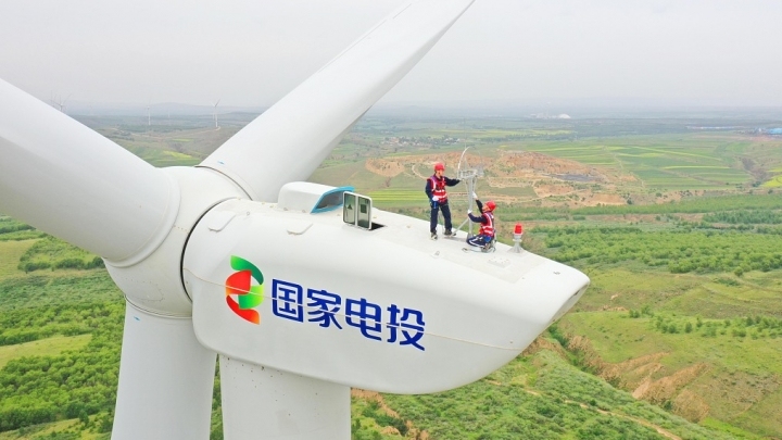 Eletricistas fazem manutenção das turbinas eólicas a 90 metros de altura