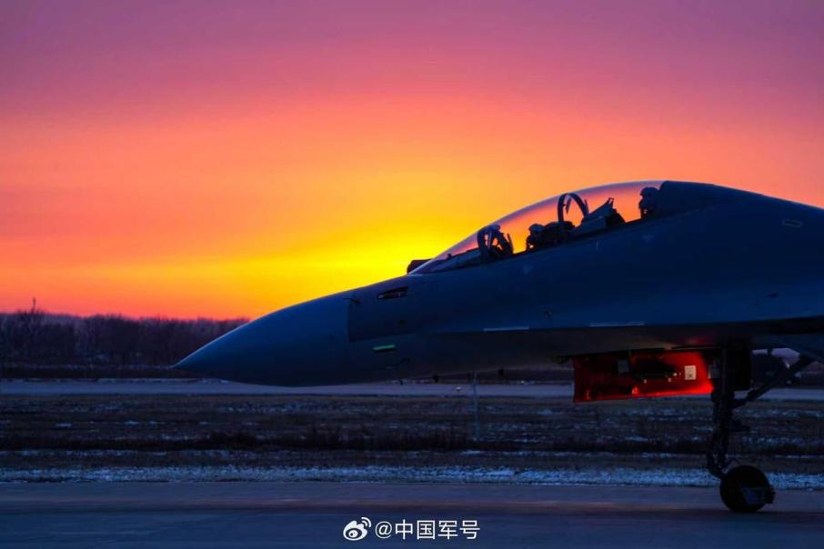 硬核浪漫！战鹰与晚霞同框适配度拉满