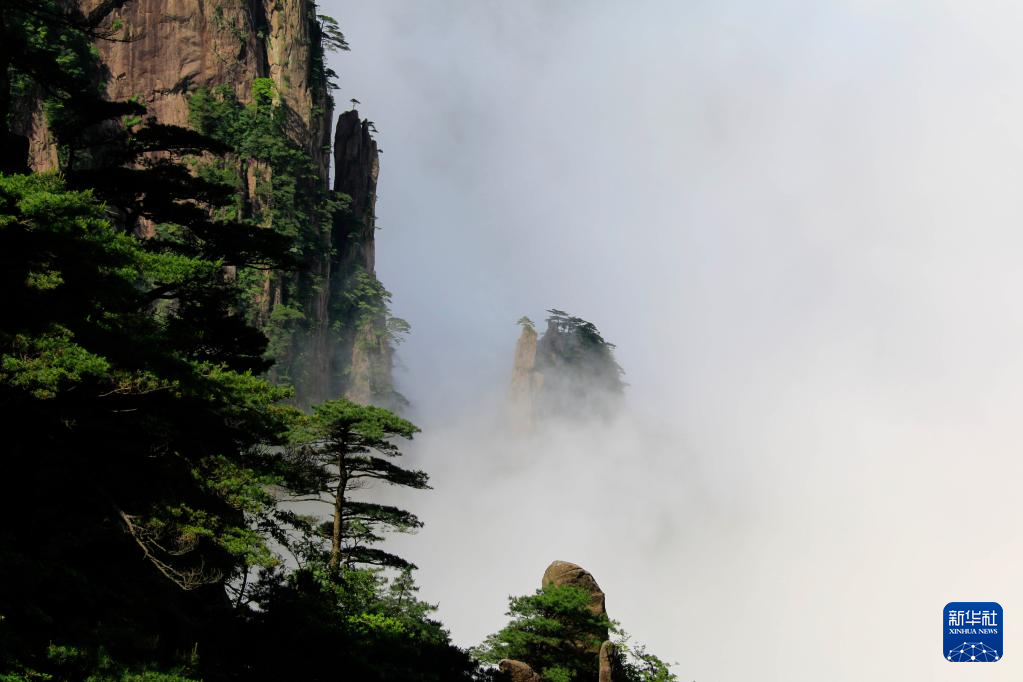 “双遗产”名山在中国——黄山