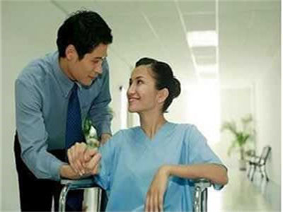 为什么治疗白癜风不能盲目 夏季哪些原因容易诱发白癜风