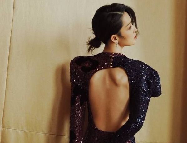 罕见性感！李沁穿黑裙秀裸背