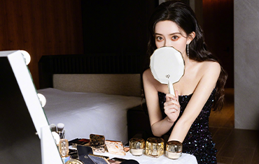 孟子义穿抹胸黑裙露香肩