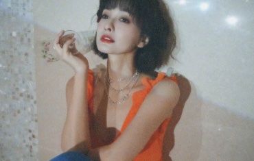 吴昕身穿橙色背心裙 气质迷人