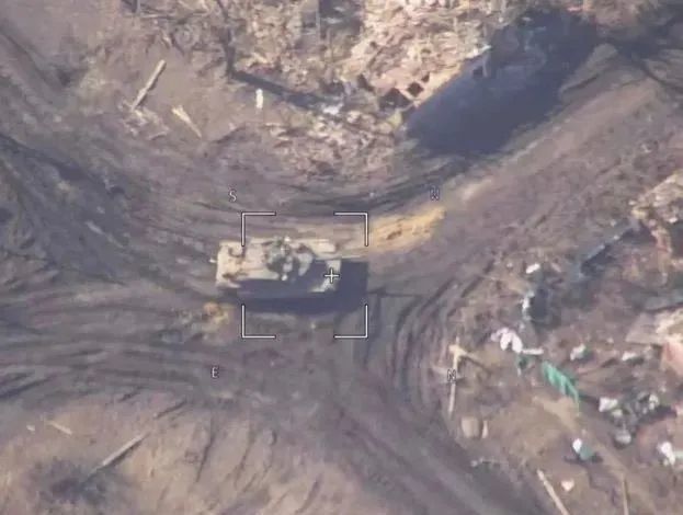 乌军M1A1坦克被摧毁，视频疯传！美媒担心泄密