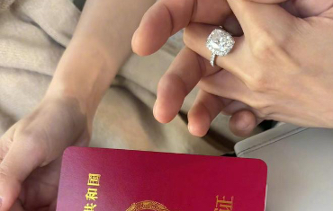  Wang Xiaofei Shows off the Marriage Certificate and Announces His Married Wife to Wear a Diamond Ring