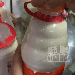 娃哈哈营养快线开盖现活蛆！厂家业务员当场开瓶再遇虫，监管已介入……